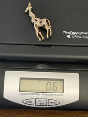 PIPER. K GOLD TONE METAL GIRAFFE DESIGN BROOCH WITH GLASS STONES 2,75”