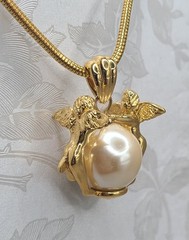 Vtg 1980s Goldtone 30″ Necklace 2 Angel Cherubs Faux Pearl Pendant