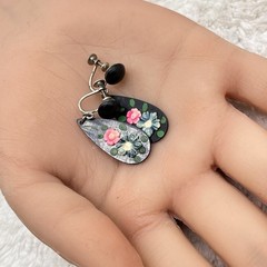 Vintage Black Flower Earrings Tole Painted Floral Screw Backs Teardrop 1.5″