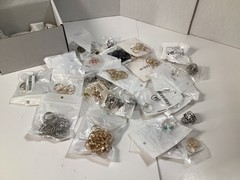 1lb Unsorted Modern Costume Rings Jewelry (M/F) Many Sizes Designs