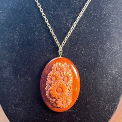 Vtg Hand Carved Wood Daisy Floral Oval Pendant Necklace Boho 24 Inch Chain