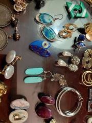 Fabulous vintage earrings 1960’s Lot. ( 108 Pcs )