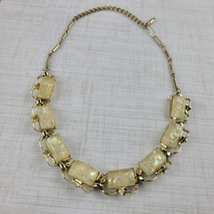 Vintage Cream Faux Mop Confetti Thermoset Lucite Gold Tone Choker Necklace 16″