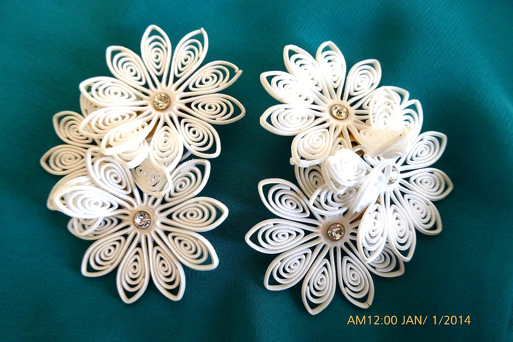 VINTAGE 50s SOFT PLASTIC & RHINESTONE FLOWER EAR-CLIMBER EARRINGS