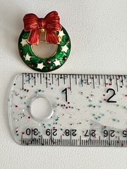 Vintage VERO Brooch Christmas Wreath Pin Shiny Enamel Green Red Gold Tone Back