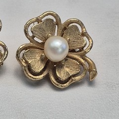 Vintage Lisner Yellow Gold Plated Pearl 4 Leaf Clover Clip On Earrings Signed