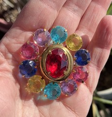 Vtg Faceted Plastic Rhinestone FLOWER Brooch Pin In Gold Tone Setting 1.75”