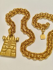 FT Paris High End Chunky Matte Gold Tone RARE Vtg Castle Pendant Necklace 32” 💛
