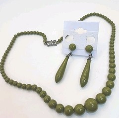 VTG Hand Strung Moss Green Beaded Necklace W/Matching Screwback Earrings 17″