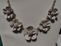 The Limited Faux Pearl Ball Center of A Creamy Beige Flower Choker Necklace #192