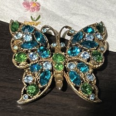 VINTAGE REGENCY SIGNED GOLD GILT TEAL BABY BLUE GREEN RHINESTONE BUTTERFLY