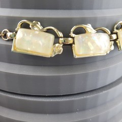 Vintage Cream Faux Mop Confetti Thermoset Lucite Gold Tone Choker Necklace 16″