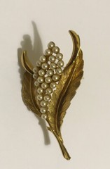 vintage Flower brooch. Gold Tone. Pearl Imitation. Ideal Condition. 2.5”x 1.5”.w