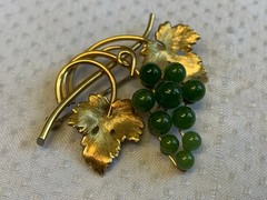 Vtg Gold Filled Krementz Grape Cluster Brooch 7.48g Jewelry Jade Look Stones Pin