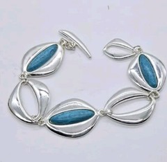 Faux Turquoise Toggle Link Bracelet 8.5 in Silver tone Turquoise Blue