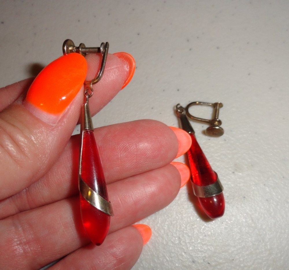 Vintage Red Lucite &Metal Dangle Screw Back Earrings 2 1/8″ long