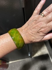 Vtg 30g RARE Diamond Cut Faceted End Day Green Yellow Bakelite Bangle Bracelet