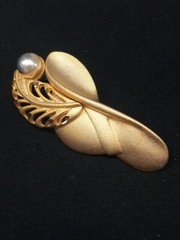 TONA 1970s RARE Matte Gold Tone DERBY DAY Hat With Feather & Faux Pearl Brooch