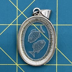 Vintage Reverse Carved Glass Intaglio Pisces Zodiac Gold Tone Pendant 1” x 1.25”