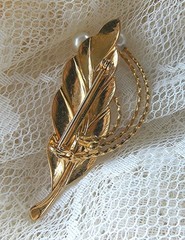 LOVELY VINTAGE LEAF BROOCH WITH THREE WHITE FAUX PEARLS-NICE MOTHER’S DAY GIFT!