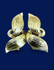 Lisner Vintage 1960s Sculptural Leaf Gold Clip Earrings Mid Century Modern Retro