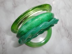 LOT OF 4 VTG ESTATE MARVELED GREEN LUCITE FLYING SUCER TWISTED BANGLE BRACELETS