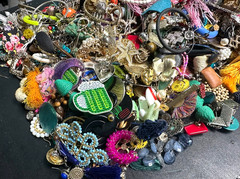 15.8 Pounds Pierced Vintage To Fashion Mixed Metals Earrings Jewelry Lot #69