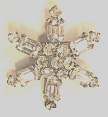 WEISS Vintage Snowflake Pin 2″ Diameter, Secure Clasp, 1 Stone Missing