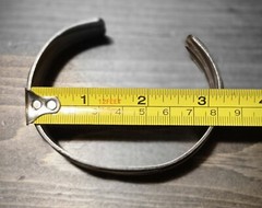 VINTAGE CUFF BRACLET MEASURES APPROX 3.2 INCHES ACROSS AND 1 INCH WIDE