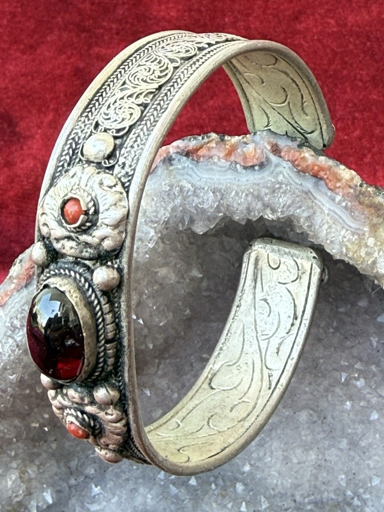 Antique Almandine Garnet 3.5cts Oval Cabochon Biedermeier Bracelet Silver&Corals