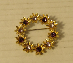 Vintage Gold Tone Daisy Wreath Brooch Purple Pink Rhinestone Flower Pin 1.5″