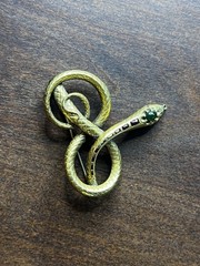 1985 Metropolitan Museum of Art MMA Gold Tone Snake Brooch Enamel Green Cabochon