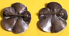 STERLING SILVER PAIR OF VINTAGE STUART NYE PANSEY BROOCHES 3.1 GRAMS