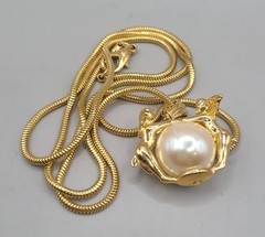 Vtg 1980s Goldtone 30″ Necklace 2 Angel Cherubs Faux Pearl Pendant
