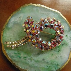 VINTAGE 1960’s D&E JULIANA RED and CLEAR AURORA BOREALIS BROOCH / LARGE 3 3/8″