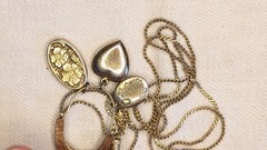 Vtg Gold Tone Locket Pendant Necklace & 28″ chain – 3 Sm Pendants on holder 1928