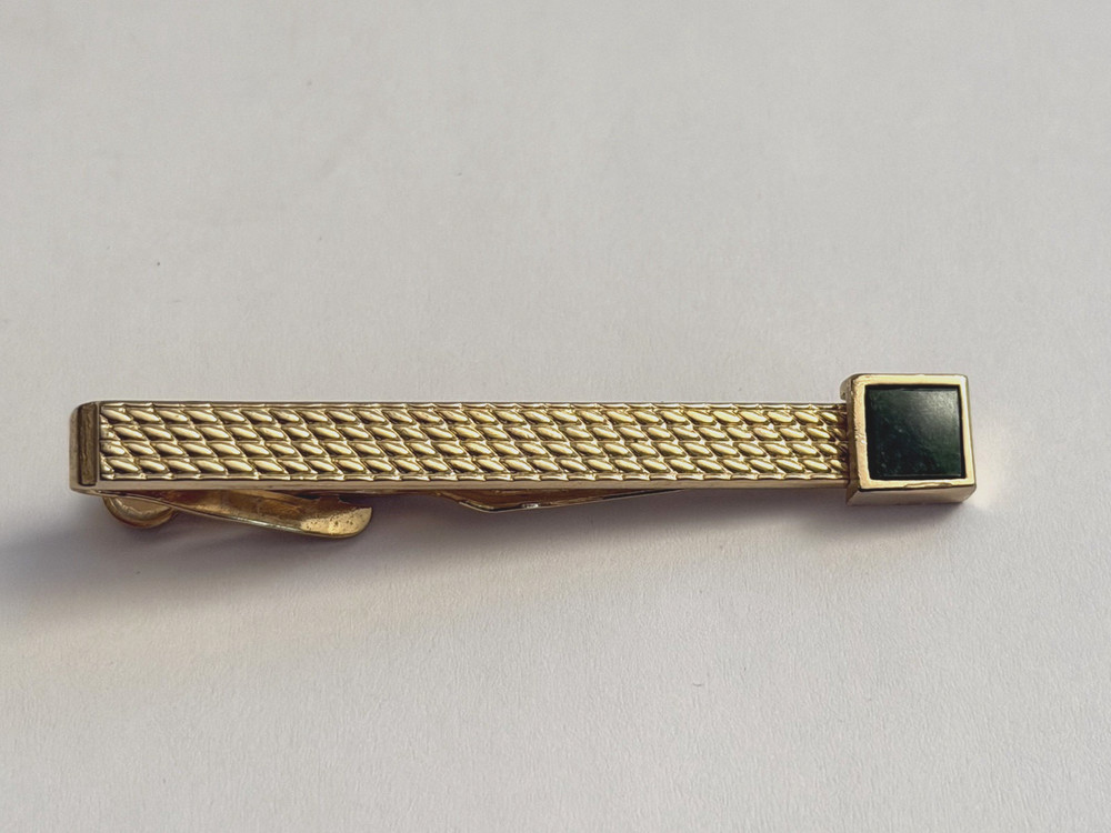 Nice Vintage Swank Mid Century MCM Modernist Jade Stone Tie Bar Clip
