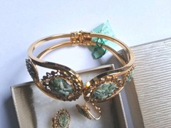 Vtg. JTV Jade Bracelet & Matched Earings. Gorgeous Gold Toned. Spring Clamshell.