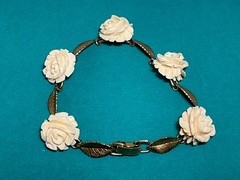 🌸 Vintage Krementz Bracelet Gold Overlay Carved White Roses Floral Leaf Link 🌸