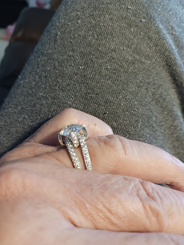 3ct igi lab grown dia. 69cttw natural side dia 18kt W/G. Ring 7.8grams size 7