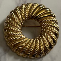 Vintage Monet Gold Tone Round Wreath Brooch Pin Jewelry JMS-19