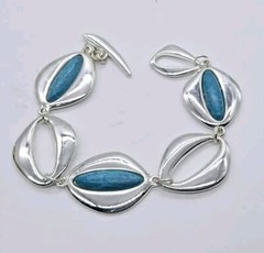 Faux Turquoise Toggle Link Bracelet 8.5 in Silver tone Turquoise Blue