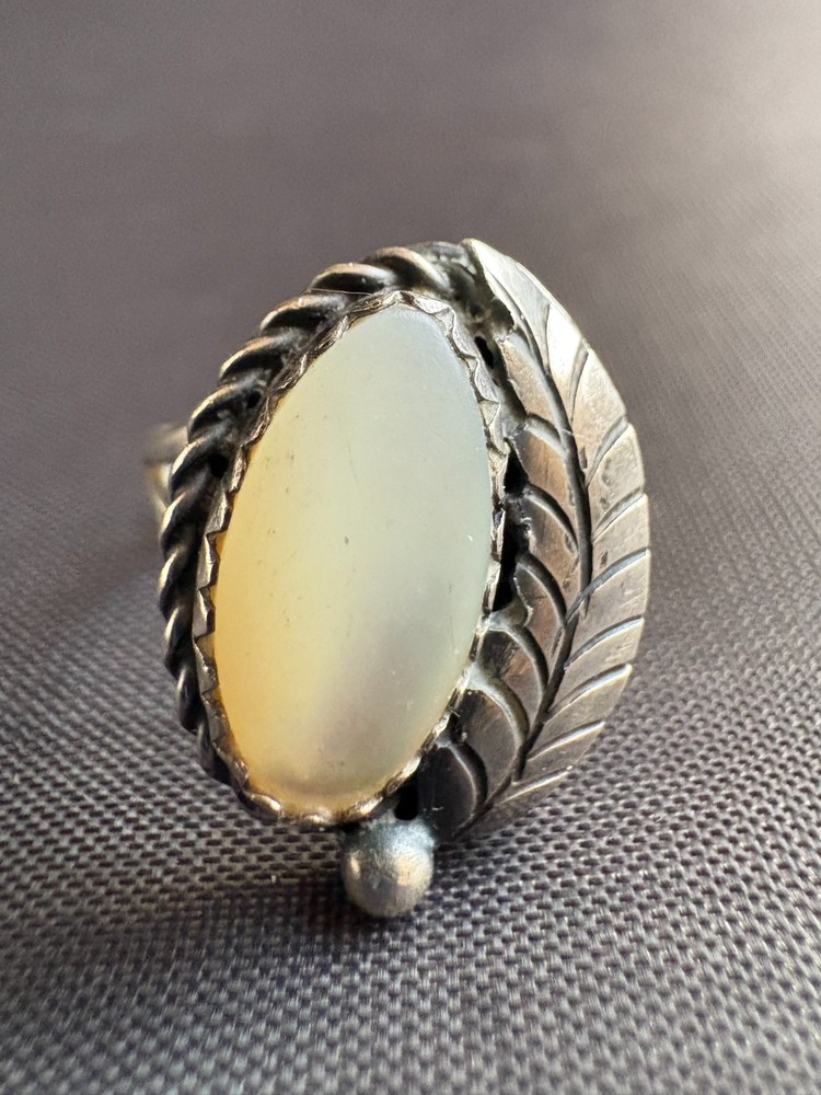 Vintage Silver Southwestern Nacre Ring Handmade Leaf Design Size 4.25 US