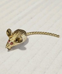 Vintage Gold Tone Mouse Pin Back Brooch Pink Eyes Moveable Tail 1 “W Tail 2.25”