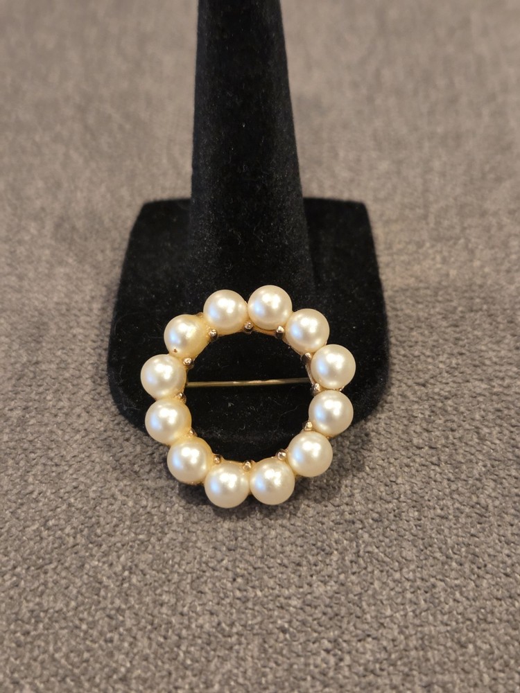 Vintage Unbranded Circle Goldtone with Faux Pearls Brooch Pin