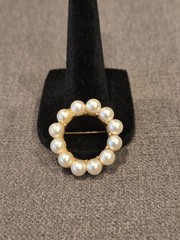 Vintage Unbranded Circle Goldtone with Faux Pearls Brooch Pin