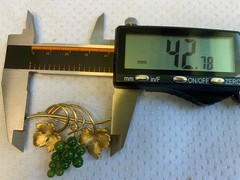 Vtg Gold Filled Krementz Grape Cluster Brooch 7.48g Jewelry Jade Look Stones Pin