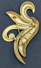 Casual Corner Modernest Abstract Swirl Gold Tone Brooch Pin