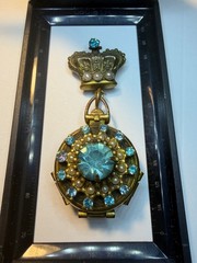 Coro Locket Brooch with Crown Head and 4 Picture Capacity – Good Vintage Cond.