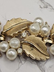 Vintage Crown TRIFARI Brushed Gold Faux Pearl Rhinestone Leaf Bracelet 7″
